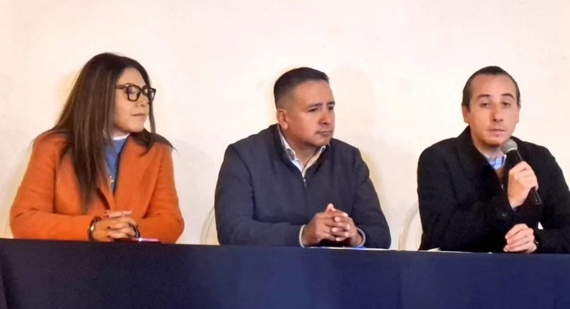 Edmundo Tlatehui respalda a Genoveva Huerta y Mario Riestra en la renovación del PAN Puebla